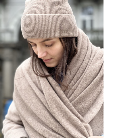 В’язаний шарф-палантин бежевого кольору з кашеміру та вовни